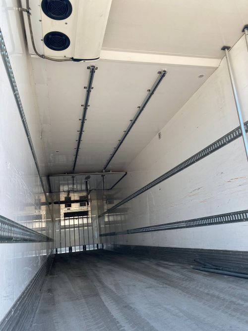 Interior de semirremolque frigorífico vacío con unidad de refrigeración
